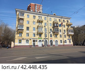 Пятиэтажный трёхподъездный кирпичный жилой дом. Построен в 1949 году. Первомайская улица, 105. Район Восточное Измайлово. Город Москва (2023 год). Редакционное фото, фотограф lana1501 / Фотобанк Лори