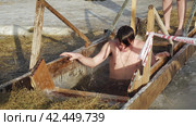 Окунание в воду на Крещение. Dipping into the water on Epiphany. Russia, Omsk (2018 год). Редакционное видео, видеограф EStarodubov / Фотобанк Лори