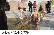 Окунание в воду на Крещение. Dipping into the water on Epiphany. Russia, Omsk (2018 год). Редакционное видео, видеограф EStarodubov / Фотобанк Лори