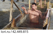Окунание в воду на Крещение. Dipping into the water on Epiphany. Russia, Omsk, January 19, 2018. Редакционное видео, видеограф EStarodubov / Фотобанк Лори
