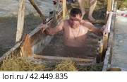 Купание в проруби на Крещение. Swimming in the ice hole at the Epiphany. Russia, Omsk, January 19, 2018. Редакционное видео, видеограф EStarodubov / Фотобанк Лори