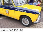 Inscription "Militsia" (Police) and emblem of the former soviet union on the board of russian police car (2023 год). Редакционное фото, фотограф FotograFF / Фотобанк Лори