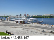 Набережная Северного речного вокзала с круизным теплоходом, Москва, Россия (2021 год). Редакционное фото, фотограф Елена Коромыслова / Фотобанк Лори