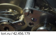 Working gears and mechanism inside a old clock. Стоковое видео, видеограф EStarodubov / Фотобанк Лори