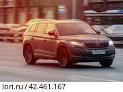 Skoda Kodiaq in the motion on the highway. SUV car drive on asphalt city road while sunset. Unacceptable speeding in the city concept. Редакционное фото, фотограф Константин Григорьев / Фотобанк Лори