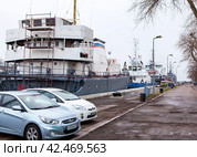 Пристань с кораблями. Балтийск. Калининградская область (2023 год). Редакционное фото, фотограф Сергей Афанасьев / Фотобанк Лори