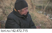 Бомж, бездомная женщина бродяга. Close up portrait homeless woman vagabond smoking a cigarette. Стоковое видео, видеограф EStarodubov / Фотобанк Лори