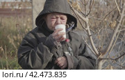 Бомж, бездомная женщина бродяга. Portrait homeless unkempt woman in a temporary place is drinking vodka. Стоковое видео, видеограф EStarodubov / Фотобанк Лори