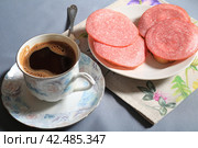 Чашка кофе и бутерброды с колбасой. Стоковое фото, фотограф Яна Королёва / Фотобанк Лори