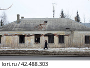 Разваливающееся здание (2024 год). Редакционное фото, фотограф Роман Лукьянов / Фотобанк Лори