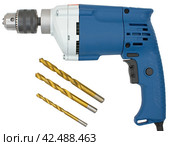 Электрическая ручная дрель и сверла на белом фоне. Electrical hand drill and drill bits isolated on white background. Стоковое фото, фотограф Татьяна Д / Фотобанк Лори