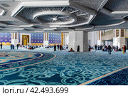 Interior of Hazrat Sultan Mosque. People came to pray. Astana. Republic of Kazakhstan (2023 год). Редакционное фото, фотограф Евгений Ткачёв / Фотобанк Лори