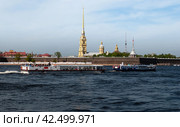 Прогулочные и экскурсионные катера курсируют по реке Неве и каналам. Петропавловская крепость 1703 год. Санкт-Петербург, Россия (2016 год). Стоковое фото, фотограф Александр Пеньков / Фотобанк Лори