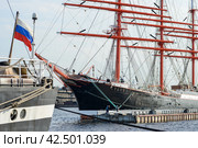 Парусное судно барк "Седов" у причала. Нева. Санкт-Петербург (2012 год). Редакционное фото, фотограф Александр Алексеев / Фотобанк Лори