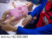 Презентация реанимационного оборудования для оказания медицинской помощи младенцу на выставке-форуме "Россия" на ВДНХ в городе Москве, Россия (2024 год). Редакционное фото, фотограф Николай Винокуров / Фотобанк Лори