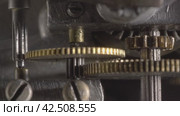 Вращающиеся шестерни внутреннего рабочего механизма.  Rotating gears of the internal working mechanism. Close-up. Стоковое видео, видеограф EStarodubov / Фотобанк Лори