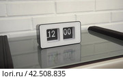 Перекидной циферблат часов будильника. Монтаж двух планов. Flip clock mechanism. 12:00 PM. Flip clock watch face. White brick wall in the background. Slow motion 240 fps. Стоковое видео, видеограф EStarodubov / Фотобанк Лори