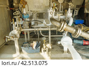 Промышленные трубы и вентеля замерзают при перекачке газа, охлажденной жидкости, Перекачка Аргона. Стоковое фото, фотограф Руслан Лесков / Фотобанк Лори