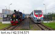 Паровоз Кп4-447, тепловоз ТУ10-001, станция Молодёжная, Малая Царскосельская железная дорога (МЦЖД / МОЖД), Санкт-Петербург (2017 год). Редакционное фото, фотограф Алексей Иванов / Фотобанк Лори