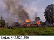 Пожар в деревне. Горят деревянные дома в деревне Ранцево Тверской области. (2021 год) Стоковое фото, фотограф Мария / Фотобанк Лори