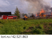 Пожар в деревне. Горят деревянные дома в деревне Ранцево Тверской области. (2021 год) Стоковое фото, фотограф Мария / Фотобанк Лори