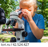 Девочка смотрит в микроскоп (2023 год). Редакционное фото, фотограф Вячеслав Палес / Фотобанк Лори