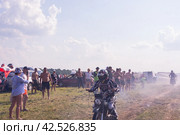 10 июля 2021г. Торжок, деревня Паника, Тверская область. Мотоциклисты на мотоциклах преодолевают препятствия на гоночной трассе. Мотокросс. Эндуро-кросс. Мотогонка с препятствиями. Соревнования Эндуро. July 10, 2021. Torzhok, the village of Panika, Tver region. Motorcyclists on motorcycles overcome obstacles on the race track. Motocross. Enduro-cross. Motorcycle race with obstacles. Стоковое фото, фотограф Мария / Фотобанк Лори