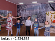 Аниматор играет с детьми из многодетных семей на праздничном мероприятии, организованном благотворительной организацией. The animator plays with children from large families at a festive event organized by a charity organization. (2021 год) Редакционное фото, фотограф Мария / Фотобанк Лори