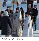 Благословение православных верующих святой водой. Крещение. (2024 год). Редакционное фото, фотограф Анатолий Матвейчук / Фотобанк Лори