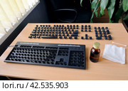 Keyboard on the table disassembled for complete cleaning and the keys neatly arranged in the right order. Стоковое фото, фотограф Vladimir Vikhrov / Фотобанк Лори