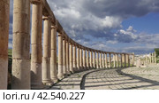 Forum (Oval Plaza) in Gerasa (Jerash), Jordan. Was built in the first century AD. Against the background of a beautiful sky with clouds, 4K, time lapse, with zoom (2024 год). Стоковое видео, видеограф Владимир Журавлев / Фотобанк Лори