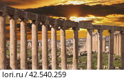 Forum (Oval Plaza) in Gerasa (Jerash), Jordan. Was built in the first century AD. Against the background of the sunset, 4K, time lapse, with zoom (2024 год). Стоковое видео, видеограф Владимир Журавлев / Фотобанк Лори