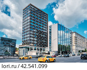 Zemlyanoy Val Street, view of Sadko business center and RTS business center, cityscape: Moscow, Russia - July 29, 2022. Редакционное фото, фотограф Алексей Голованов / Фотобанк Лори