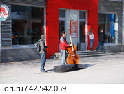 Уличный музыкант с музыкальным инструментом. Арбат. Москва (2012 год). Редакционное фото, фотограф lana1501 / Фотобанк Лори