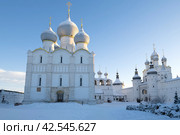 Январское утро у старинного Успенского собора. Кремль Ростова Великого. Золотое кольцо России (2024 год). Редакционное фото, фотограф Виктор Карасев / Фотобанк Лори