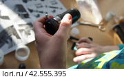 Unwinding and viewing a Barlow lens. The boy disassembles the Barlow lens, unscrews and turns over the cap. A Barlow lens is a simple negative diverging lens. The focal length of telescope increases. Стоковое видео, видеограф Юлия Петровская / Фотобанк Лори