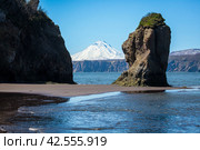 Кекур и вулкан Вилючинский. Стоковое фото, фотограф Дмитрий УТКИН / Фотобанк Лори