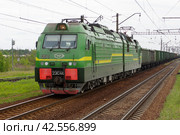 Электровоз 2ЭС4К-053 с грузовым поездом, станция Шушары, Санкт-Петербург (2017 год). Редакционное фото, фотограф Алексей Иванов / Фотобанк Лори