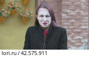 Отвращение, неодобрение, негативное выражение лица. Mime young woman in a black coat expressing disgust and disapproval with negative facial expressions. Стоковое видео, видеограф EStarodubov / Фотобанк Лори