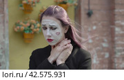 Кашель и боль горла. Mime imitates a cough and sore throat. Стоковое видео, видеограф EStarodubov / Фотобанк Лори