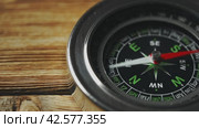Close-Up of a Classic Compass Beside a Rope on a Wooden Surface During Daylight. Стоковое видео, видеограф Сергей Толмачёв / Фотобанк Лори