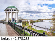 Беседка и вид на парк Стрелка, река Которосль, Которосльная набережная, Ярославль (2021 год). Стоковое фото, фотограф Baturina Yuliya / Фотобанк Лори