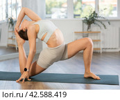 Athletic girl meditates in chandrasana pose in gym. Стоковое фото, фотограф Яков Филимонов / Фотобанк Лори