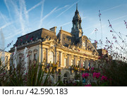 Tours Town Hall in morning. Стоковое фото, фотограф Яков Филимонов / Фотобанк Лори
