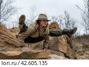 Женщина стоит на руках на краю скалы. Стоковое фото, фотограф Elena Kotova / Фотобанк Лори