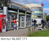 Торговые палатки. Торговый центр "Карат". Улица Ленина, 1а. Город Реутов. Московская область (2012 год). Редакционное фото, фотограф lana1501 / Фотобанк Лори