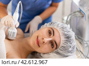 Female patient receiving hardware procedure on chest and neck area using cooling attachment. Стоковое фото, фотограф Яков Филимонов / Фотобанк Лори
