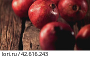 Super slow motion ripe pomegranats roll down wooden boards. Filmed on a high-speed camera at 1000 fps. Стоковое видео, видеограф Артем Шадрин / Фотобанк Лори
