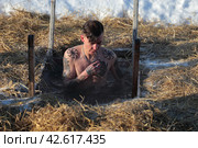 Мужчина в тату крестится в ледяной купели. Крещение. (2024 год). Редакционное фото, фотограф Анатолий Матвейчук / Фотобанк Лори