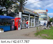 Торговые палатки. Торговый центр "Карат". Улица Ленина, 1а. Город Реутов. Московская область (2012 год). Редакционное фото, фотограф lana1501 / Фотобанк Лори